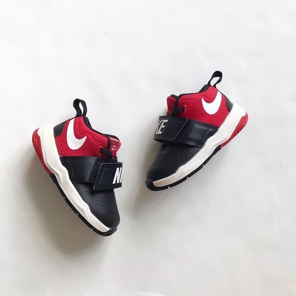 Nike black/red team hustle D8  sneakers EUC size 5 - Picture 1 of 8